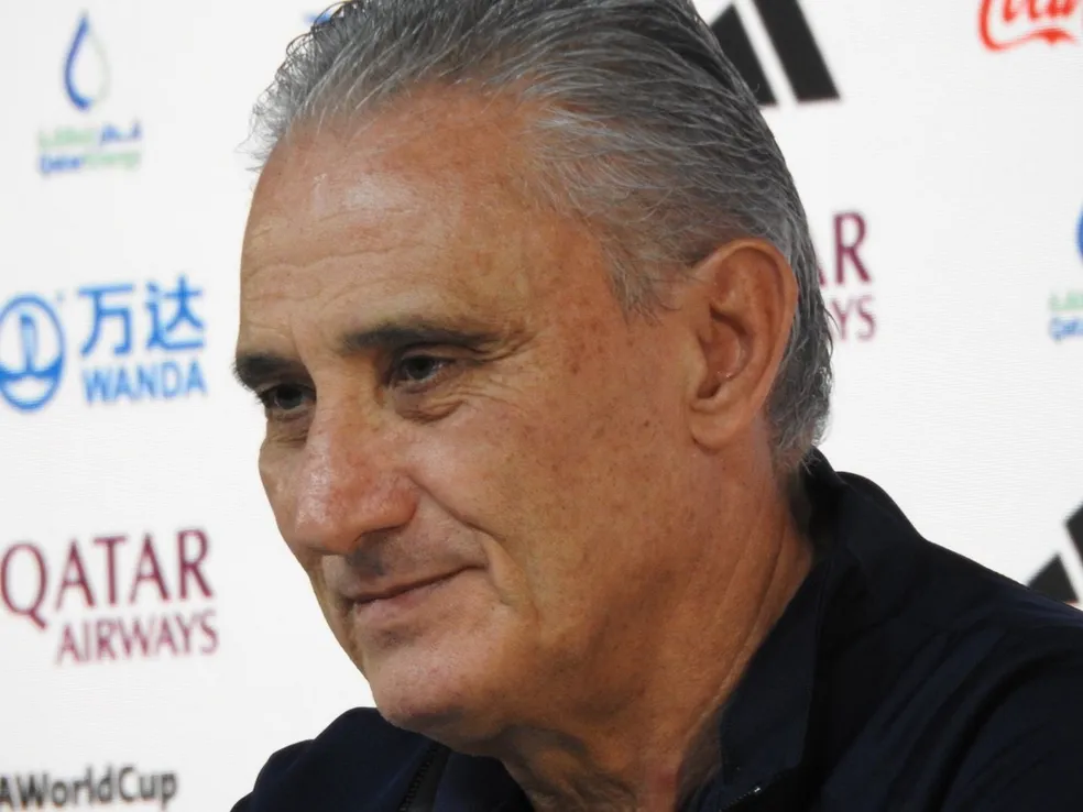 Tite deseja melhoras para Pel&eacute;