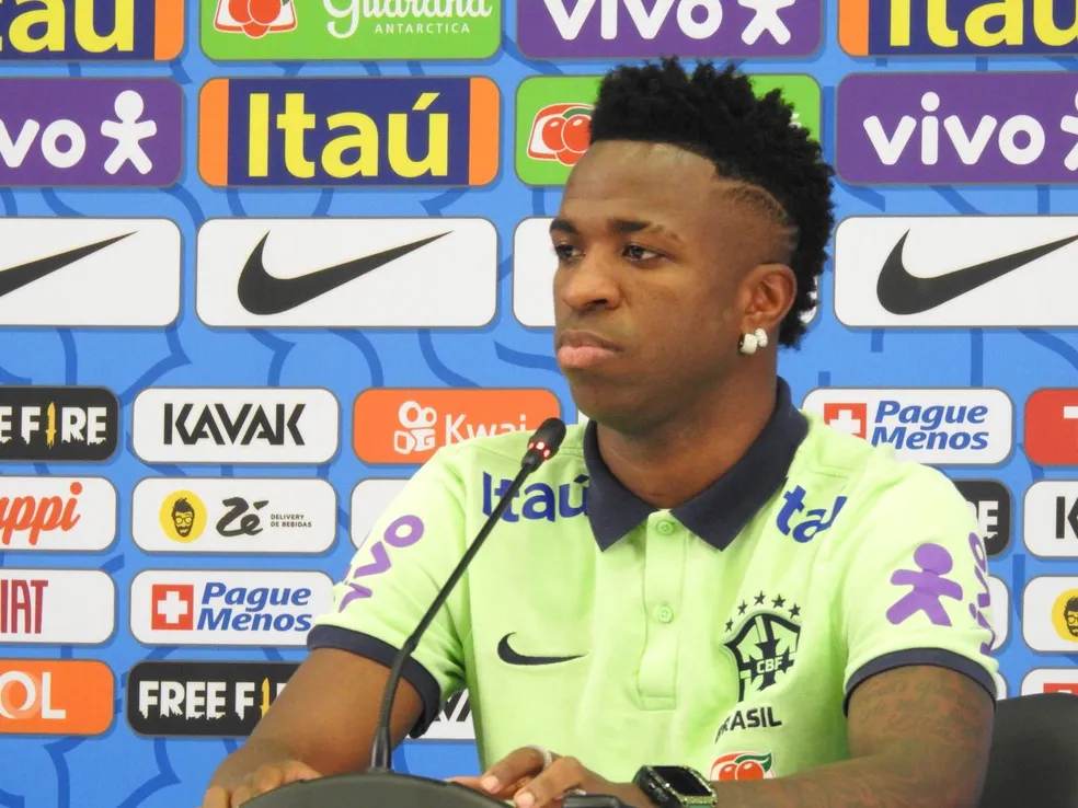 Vin&iacute;cius J&uacute;nior questiona cr&iacute;ticas por &ldquo;Bife de ouro&rdquo;