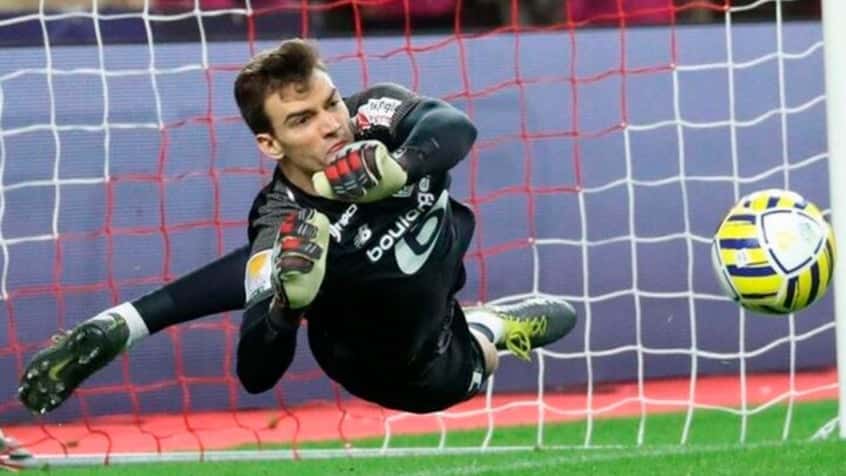 Vasco encaminha acerto com Léo Jardim