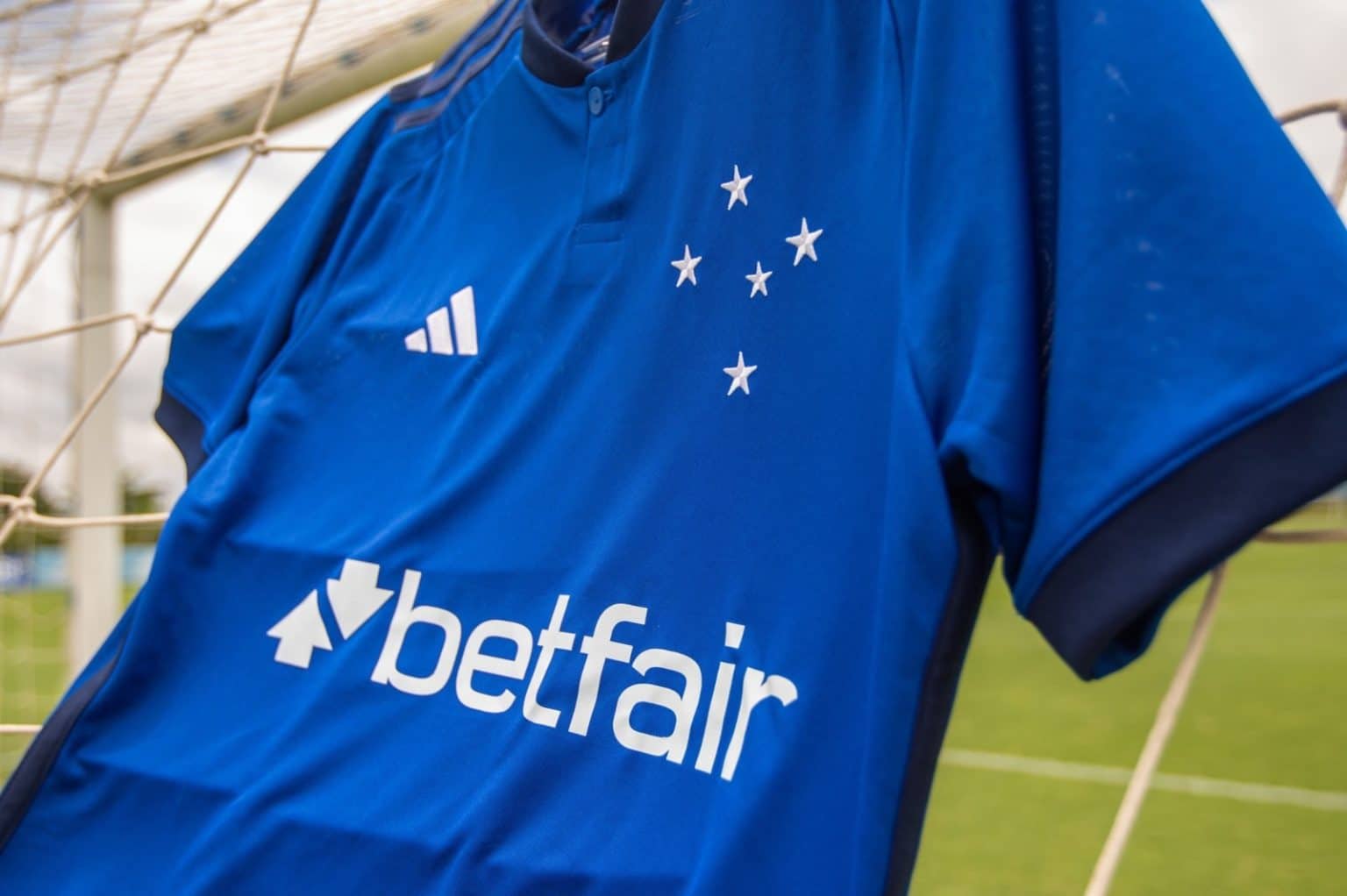 Betfair &eacute; o mais novo patrocinador m&aacute;ster do Cruzeiro; com a parceria a Raposa volta a elite da S&eacute;rie A em bom estilo