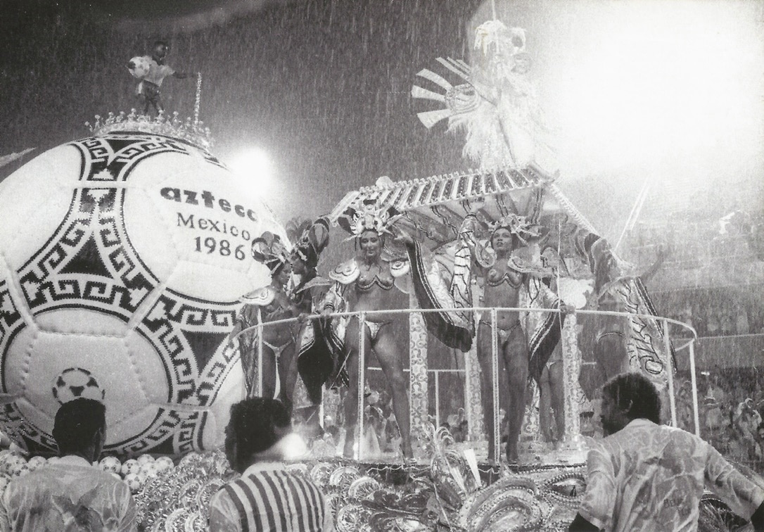 Dos gramados ao asfalto da Sapuca&iacute;: o futebol nas hist&oacute;rias contadas pelas escolas de samba cariocas