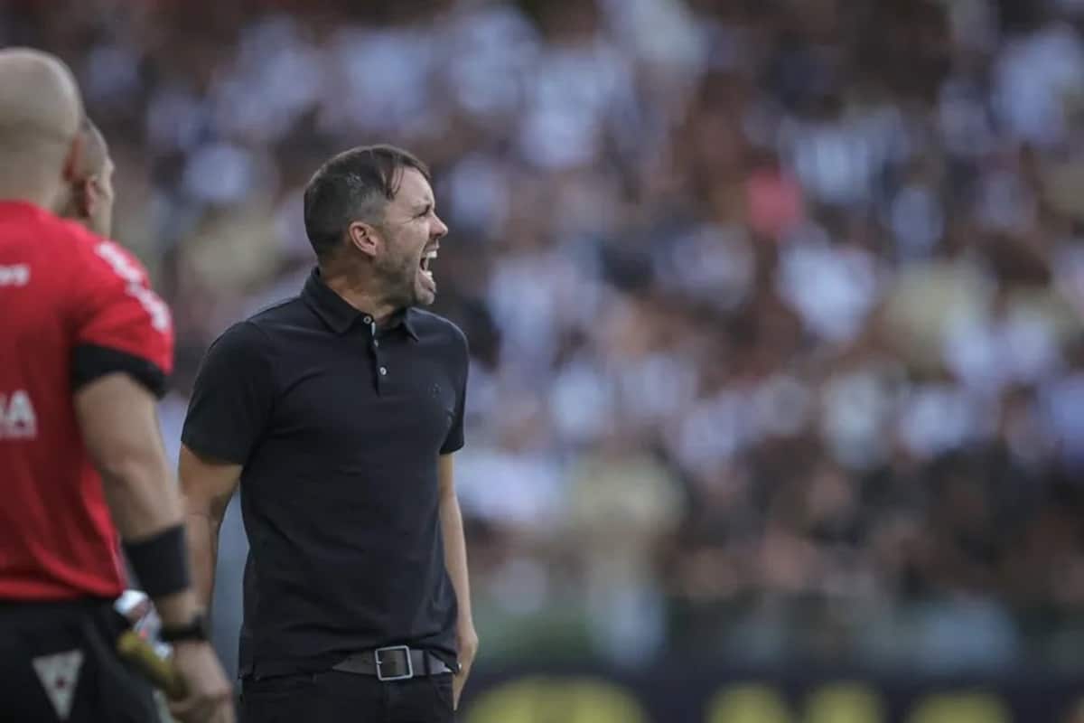 Coudet revela necessidade de um centroavante