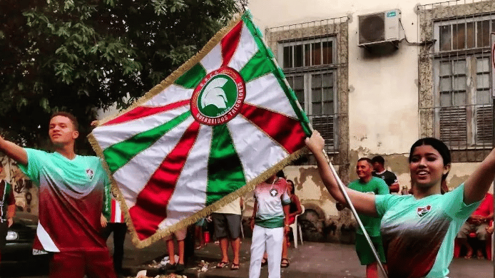 Da bola ao samba no p&eacute;: clubes cariocas e seus representantes no carnaval