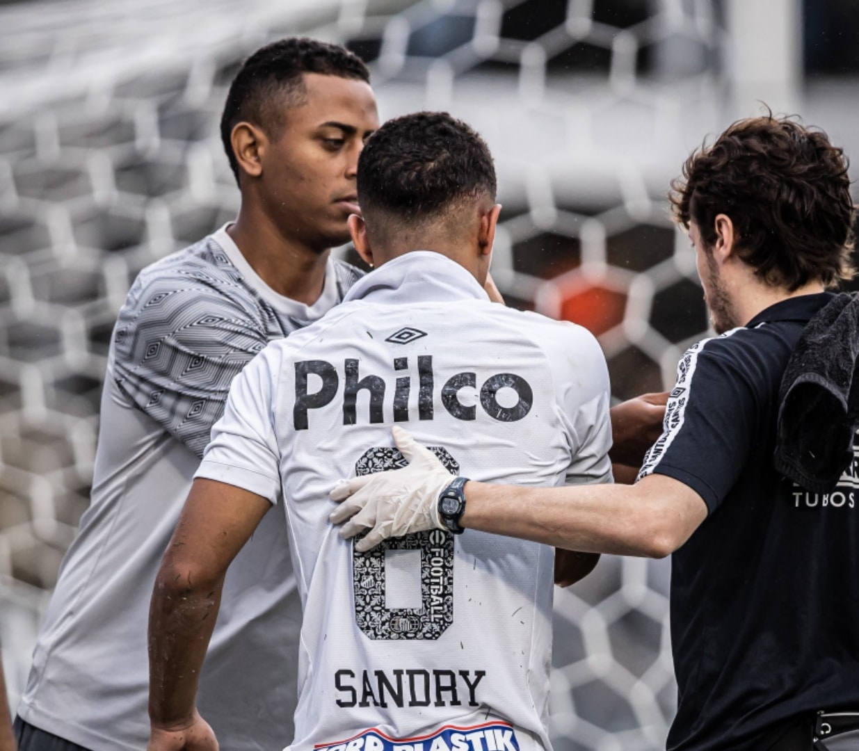 Sandry leva cotovelada, acaba no hospital e aparece para tranquilizar torcedores