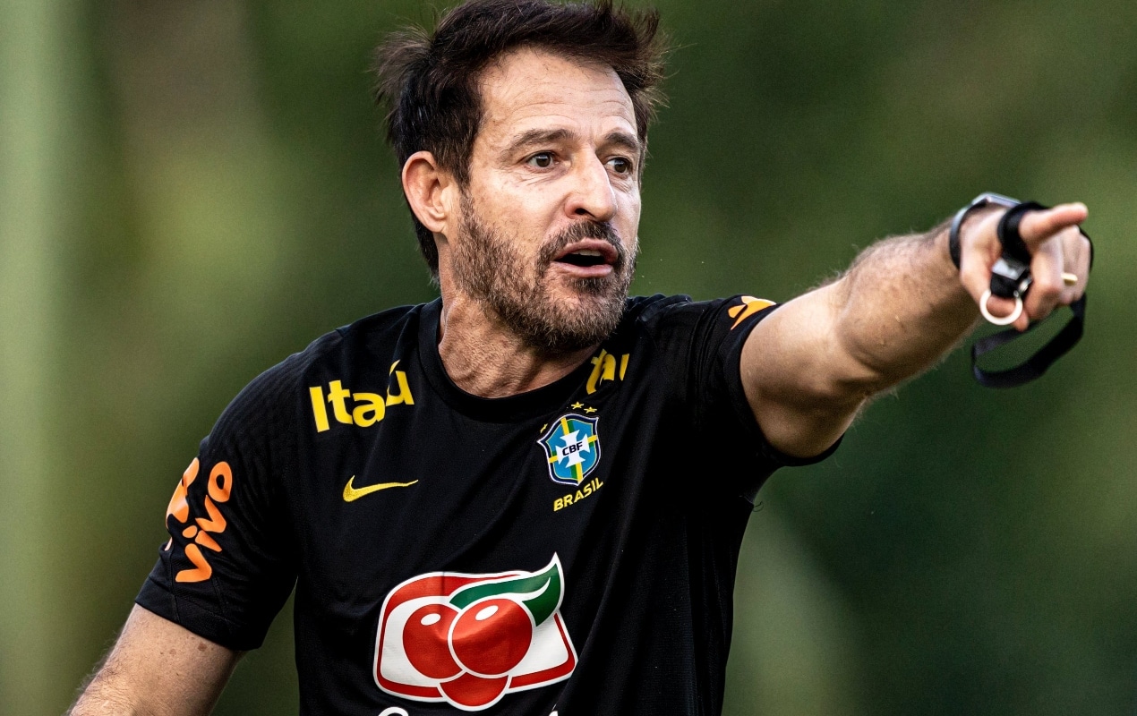 Conhe&ccedil;a Ramon Menezes, o t&eacute;cnico que comandar&aacute; a Sele&ccedil;&atilde;o Brasileira no amistoso