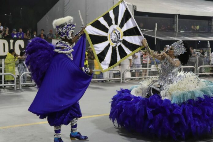 Da Bola Ao Samba No P&eacute;: Santos Tem Seu Representante Nos Desfiles De Carnaval
