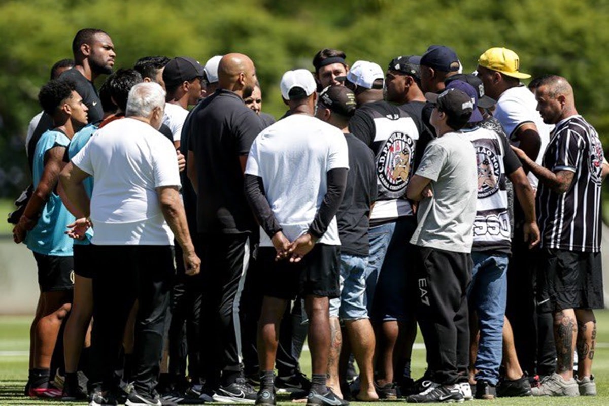 CT do Corinthians &eacute; invadido