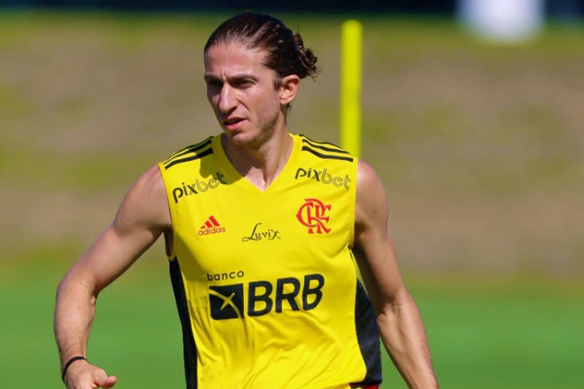 Filipe Luis volta a treinar com a equipe do Flamengo
