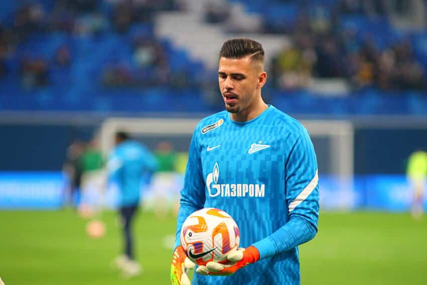 Futuro de goleiro Ivan segue indefinido; entenda