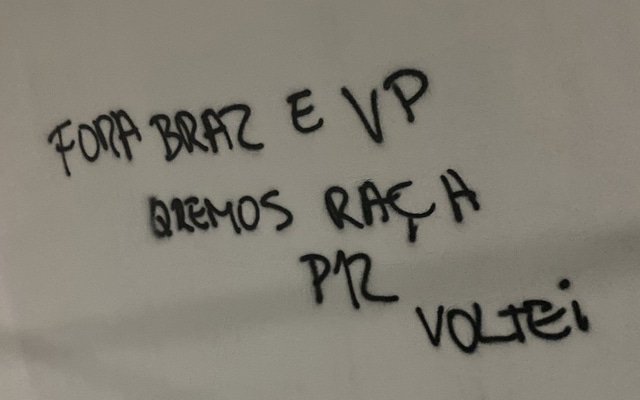 Torcida do Flamengo faz mais um protesto na porta do CT Ninho do urubu