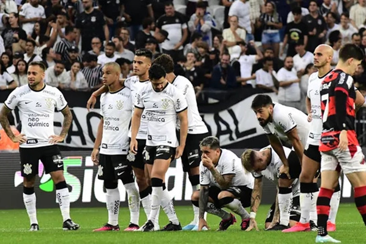 Roger Guedes sai em defesa de Fagner ap&oacute;s penalti perdido