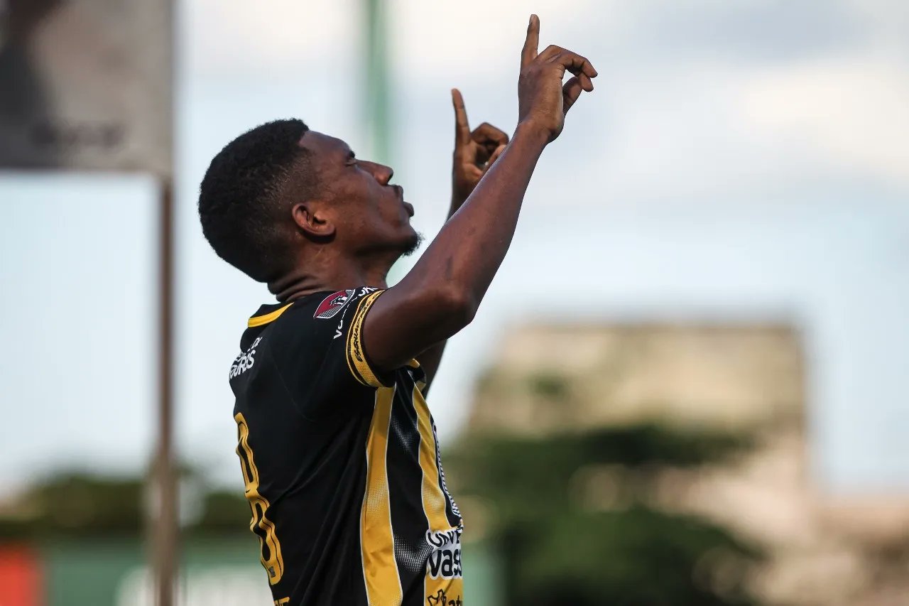 Fechado com o Fluminense, Lel&ecirc; explica recusa ao Vasco