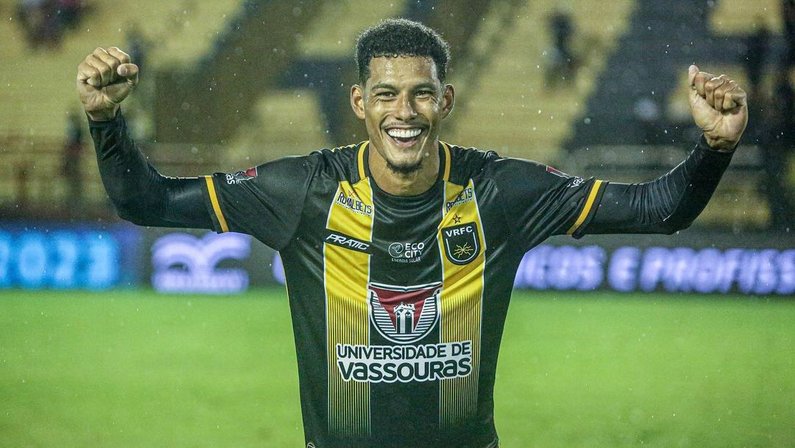 Botafogo sonda zagueiro destaque do Campeonato Carioca