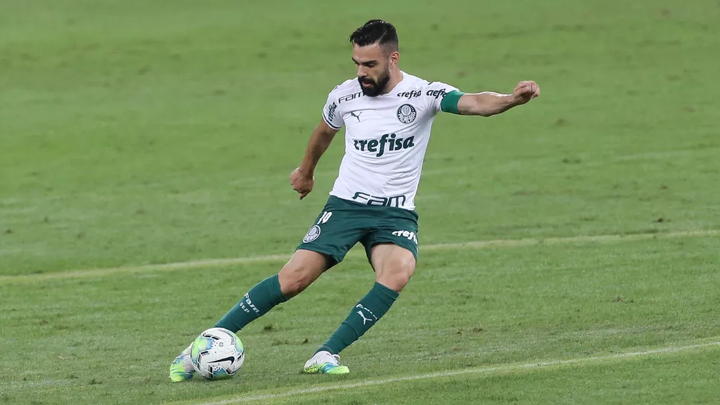 Volante ex-Palmeiras e Corinthians est&aacute; livre para assinar pr&eacute;-contrato