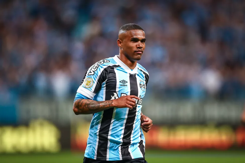 Douglas Costa tem &uacute;nica condi&ccedil;&atilde;o para voltar ao Gr&ecirc;mio
