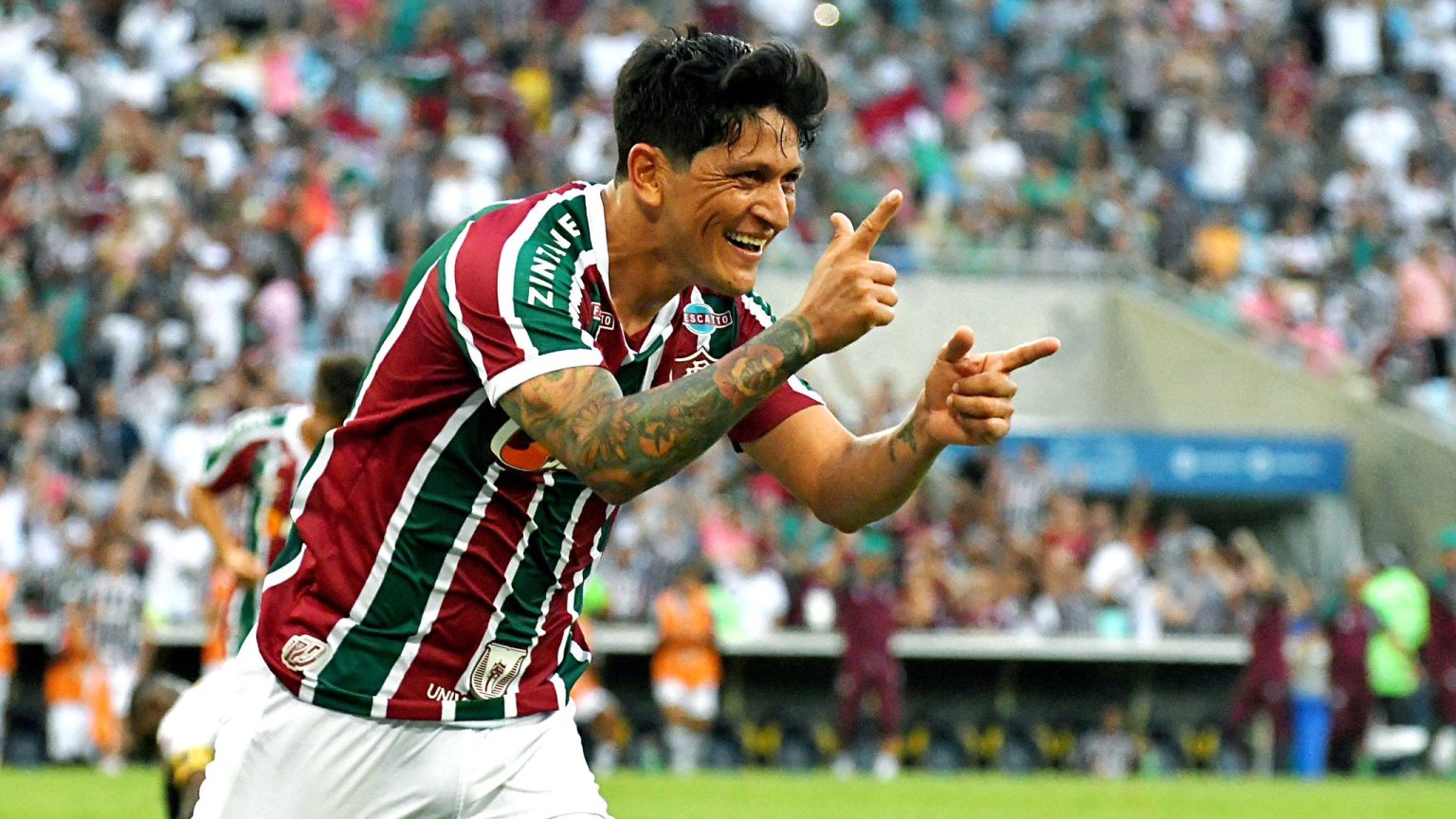 Cano desbanca &iacute;dolo do Fluminense e atinge marca hist&oacute;rica com a camisa tricolor