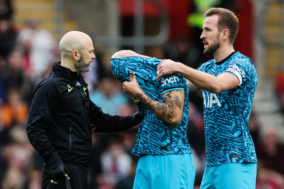 Richarlison se machuca e sai chorando de campo (Foto: Getty Images)