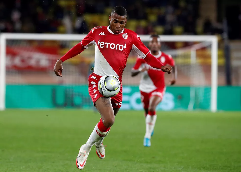 Santos acumula fracassos no mercado e corre contra o tempo para fechar com reforços