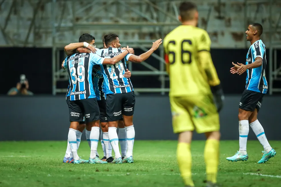 Jogadores comemoram vit&oacute;ria na Copa do Brasil.  Foto: Lucas Uebel/Gr&ecirc;mio