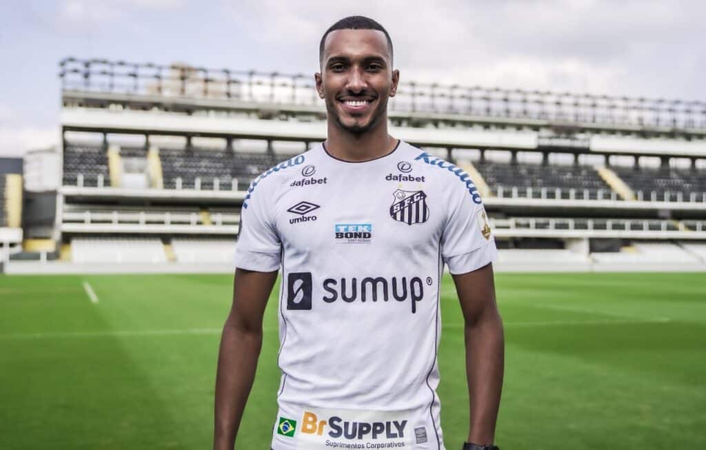 Vasco e Santos negociam por Lucas Braga