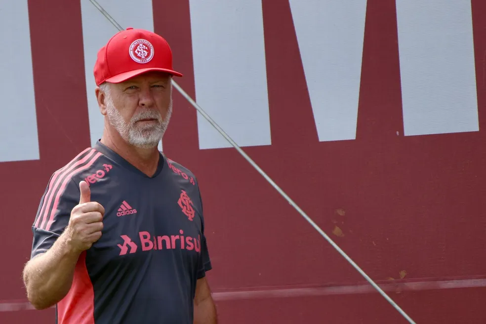 Mano confirma tr&ecirc;s titulares contra o Caxias, mas faz mist&eacute;rio por escala&ccedil;&atilde;o completa do Inter