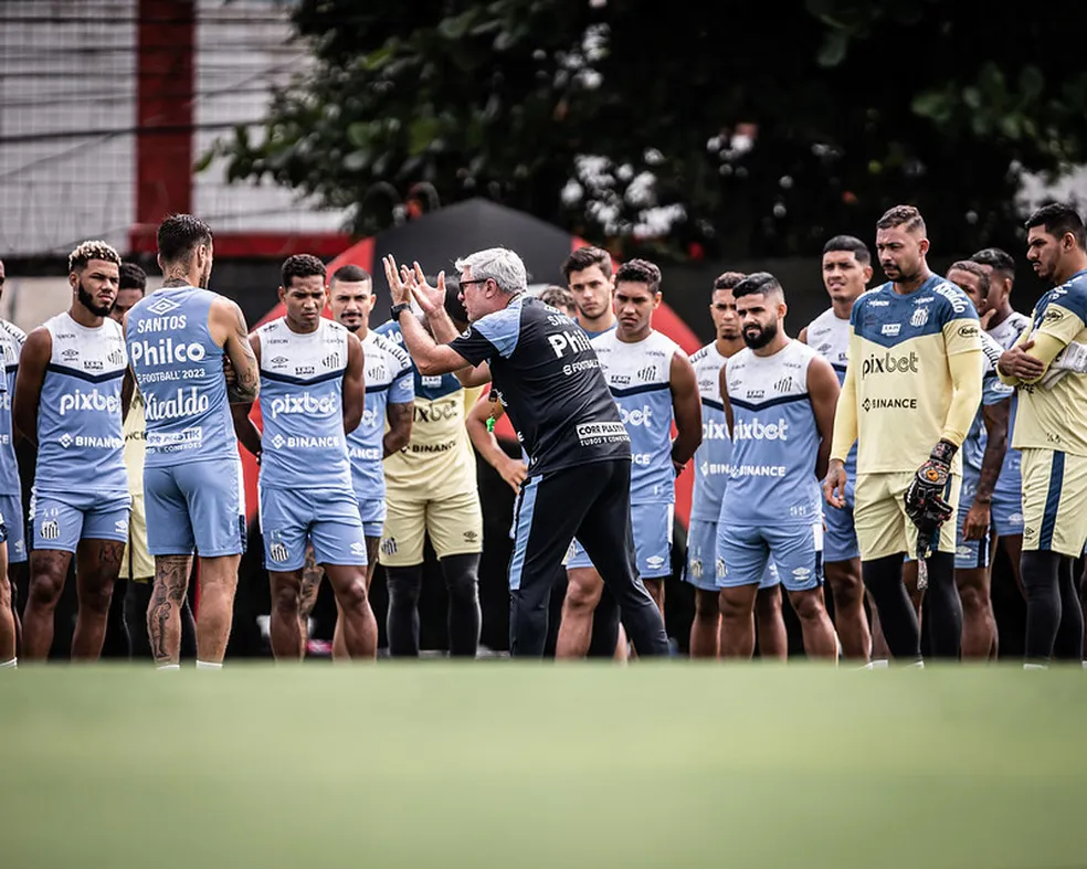 Odair Hellmann veta sa&iacute;da de atacante do Santos e 'manda recado' ao mercado de transfer&ecirc;ncias