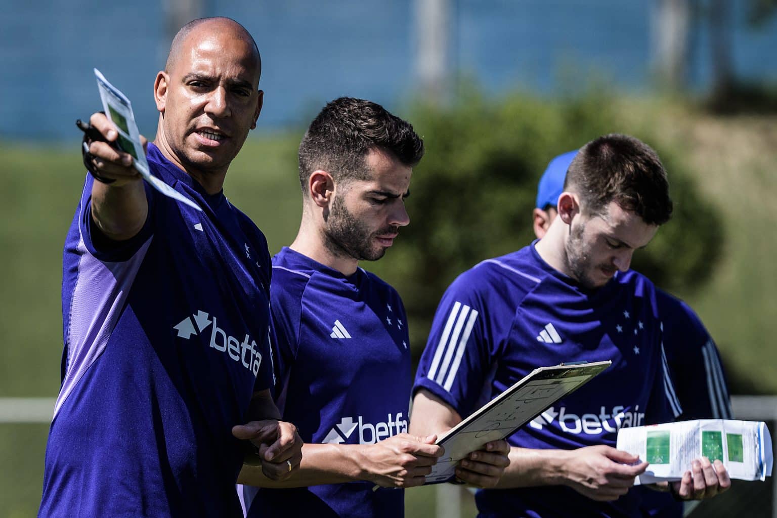 Técnico do Cruzeiro, Pepa aponta problemas na defesa e busca soluções para evolução do setor: “Temos que ter esse equilíbrio”