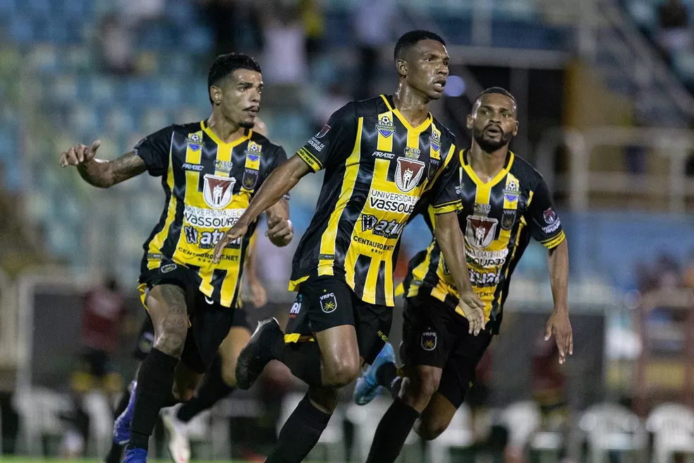 Lelê, ao meio, comemora gol com o Volta redonda (imagem: reprodução)