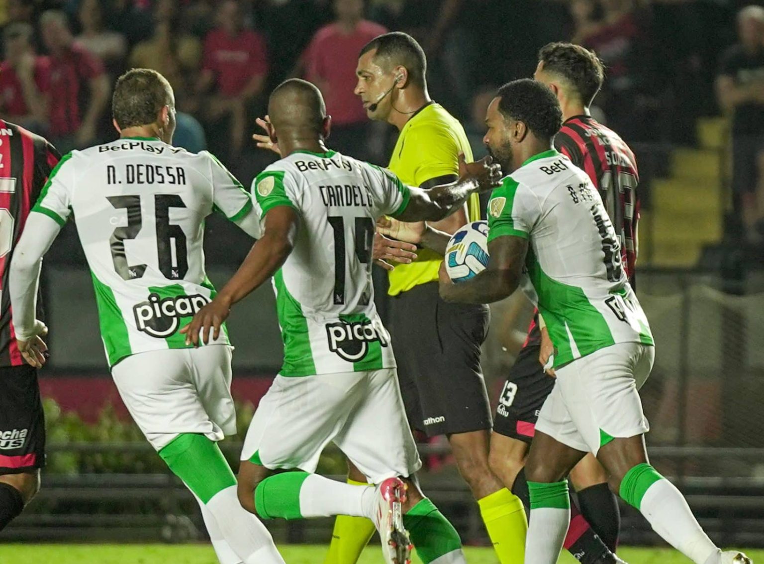 T&eacute;cnico brasileiro vai em busca do tri da Libertadores e est&aacute; entre os favoritos com time gringo; veja quem &eacute;