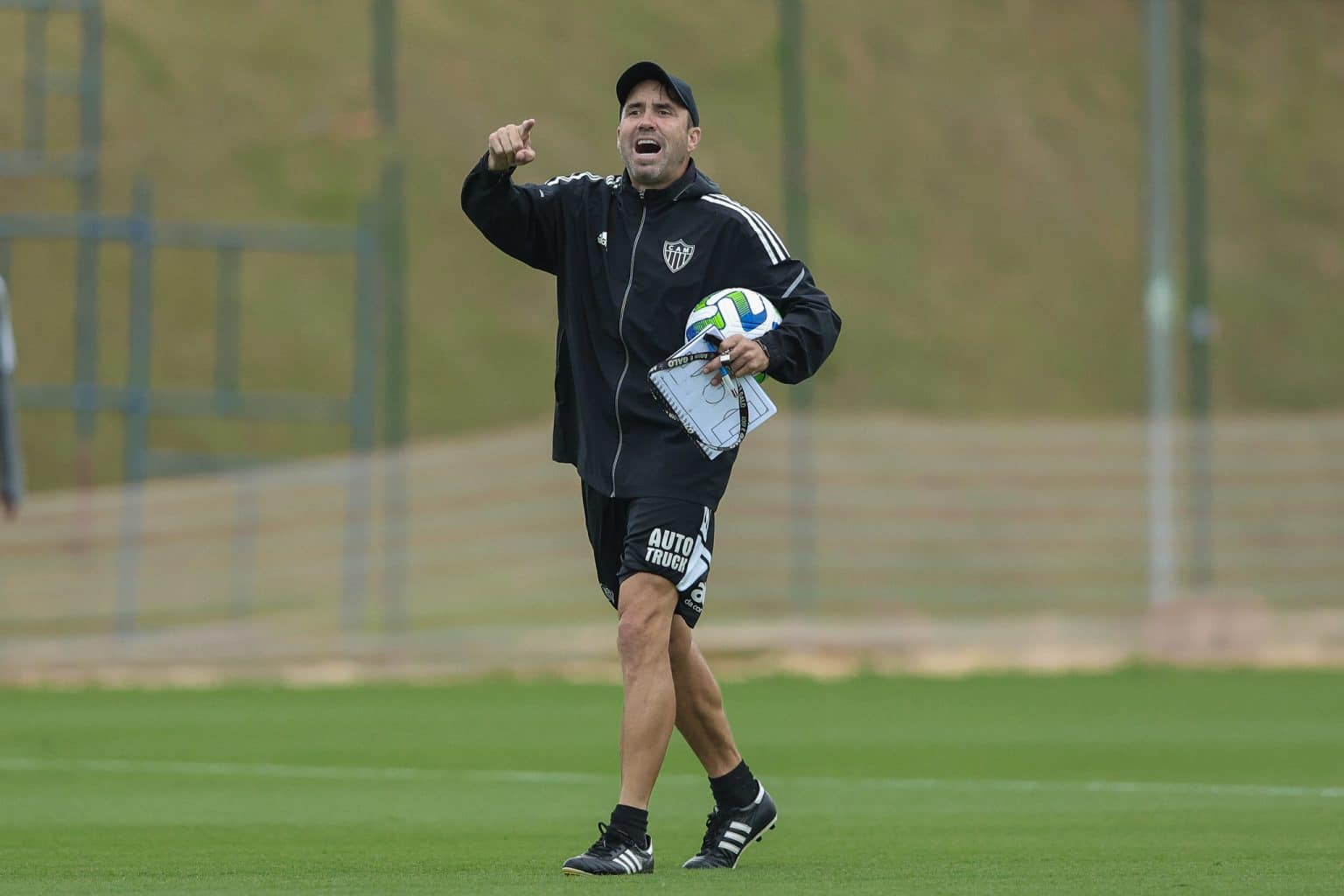 Com cinco desfalques, Coudet &lsquo;quebra cabe&ccedil;a&rsquo; para escalar o Atl&eacute;tico-MG contra o Santos; veja lista de baixas