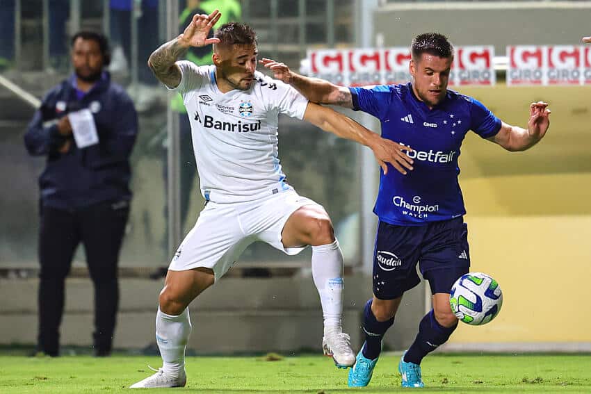 Susto! Destaque do Cruzeiro preocupa torcedor ap&oacute;s sentir desconforto contra o Gr&ecirc;mio
