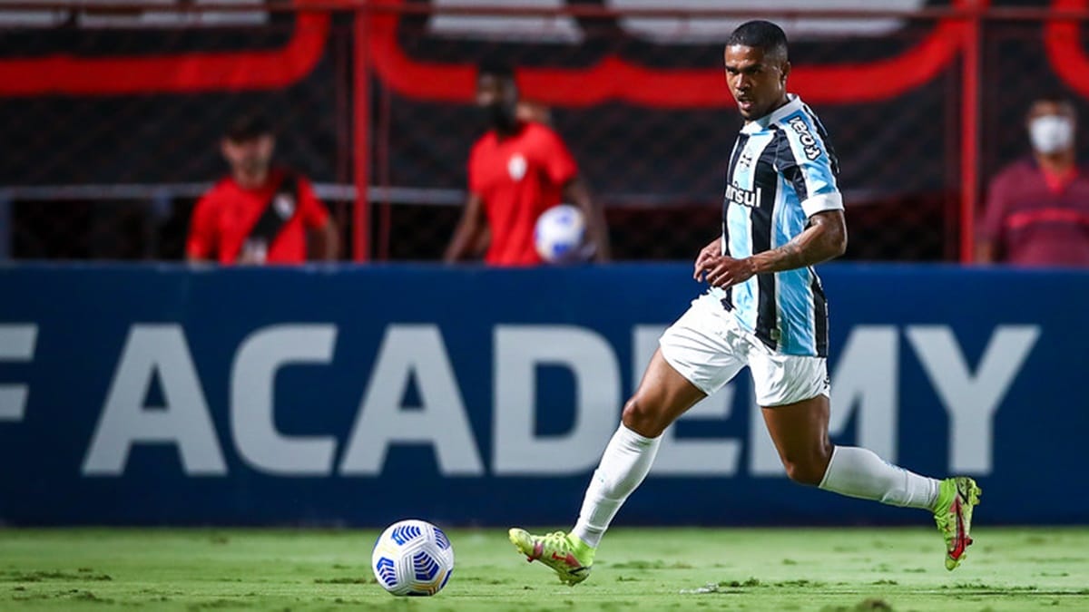 De volta ao Gr&ecirc;mio? Ap&oacute;s sa&iacute;da pol&ecirc;mica do clube, atacante divide opini&otilde;es sobre retorno ao Imortal 