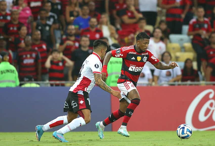 Craque do Flamengo sente dores ap&oacute;s partida da Libertadores e vira d&uacute;vida