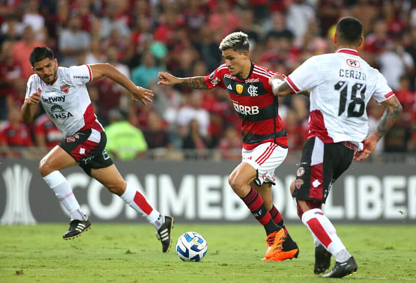 Atacante do Flamengo &eacute; criticado por comentarista Dod&ocirc;