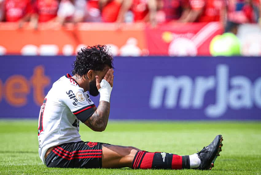 Torcida critica jogador do Flamengo, que responde nas redes sociais; veja