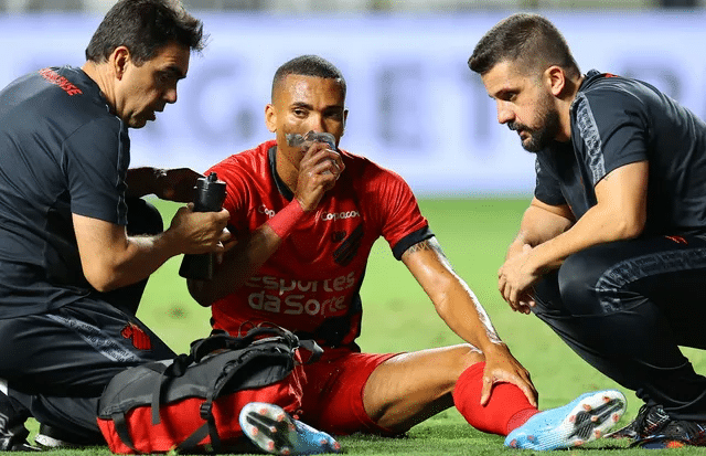 Madson, lateral-direito do Athletico-PR, sofre fratura no rosto e vira desfalque no Furac&atilde;o