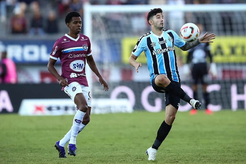 Treinador do Grêmio lamenta perda de peças chave e faz alerta para temporada