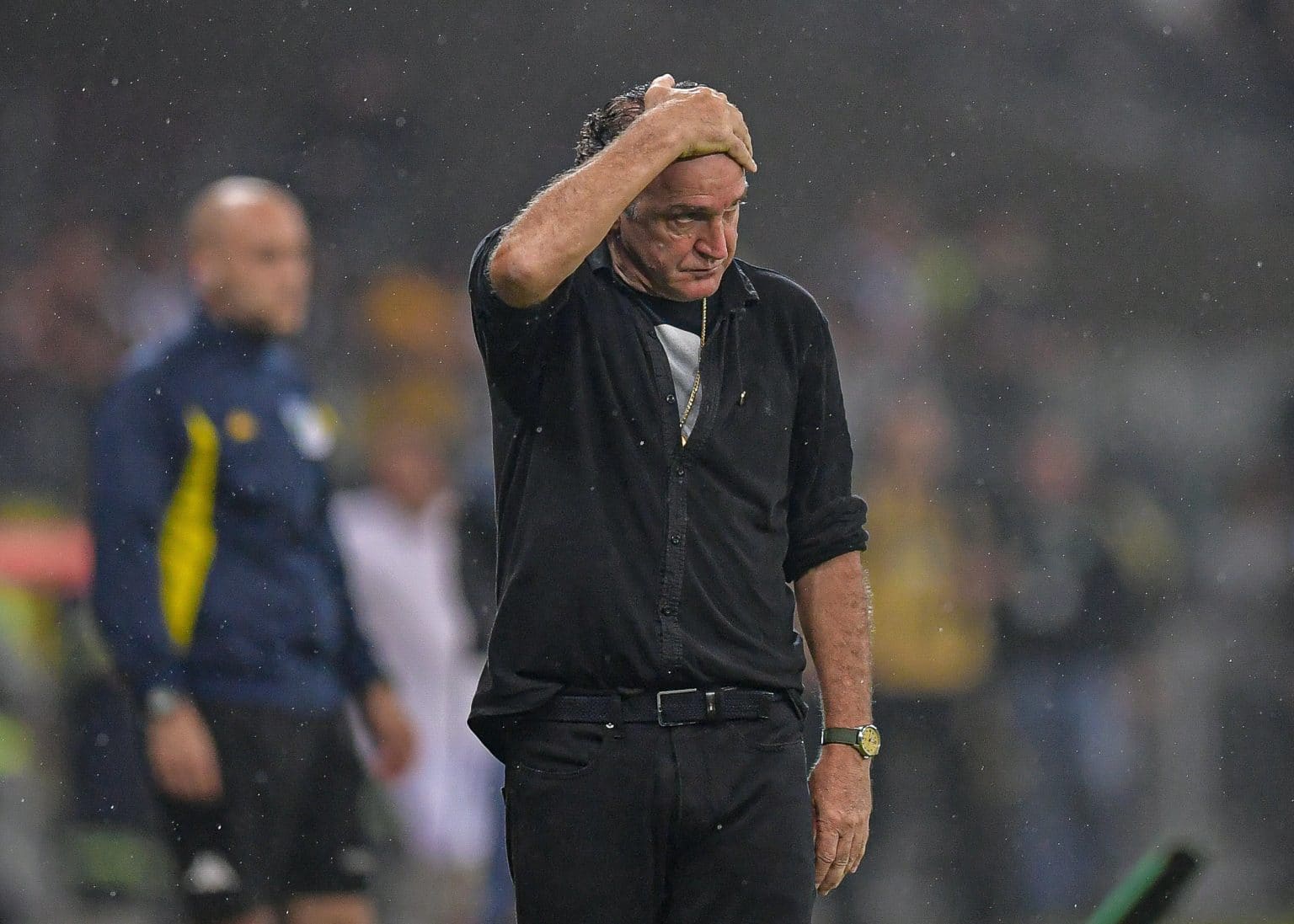Torcedoras do Corinthians v&atilde;o at&eacute; a porta do CT e exigem sa&iacute;da de Cuca: &ldquo;Estamos enojadas&rdquo;