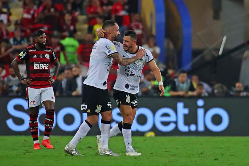 Corinthians reverencia craque e &iacute;dolo, que agora &eacute; dono de SAF rival