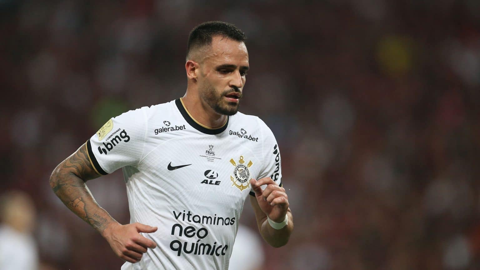 Renato Augusto inicia tratamento e tem data prevista para voltar aos gramados