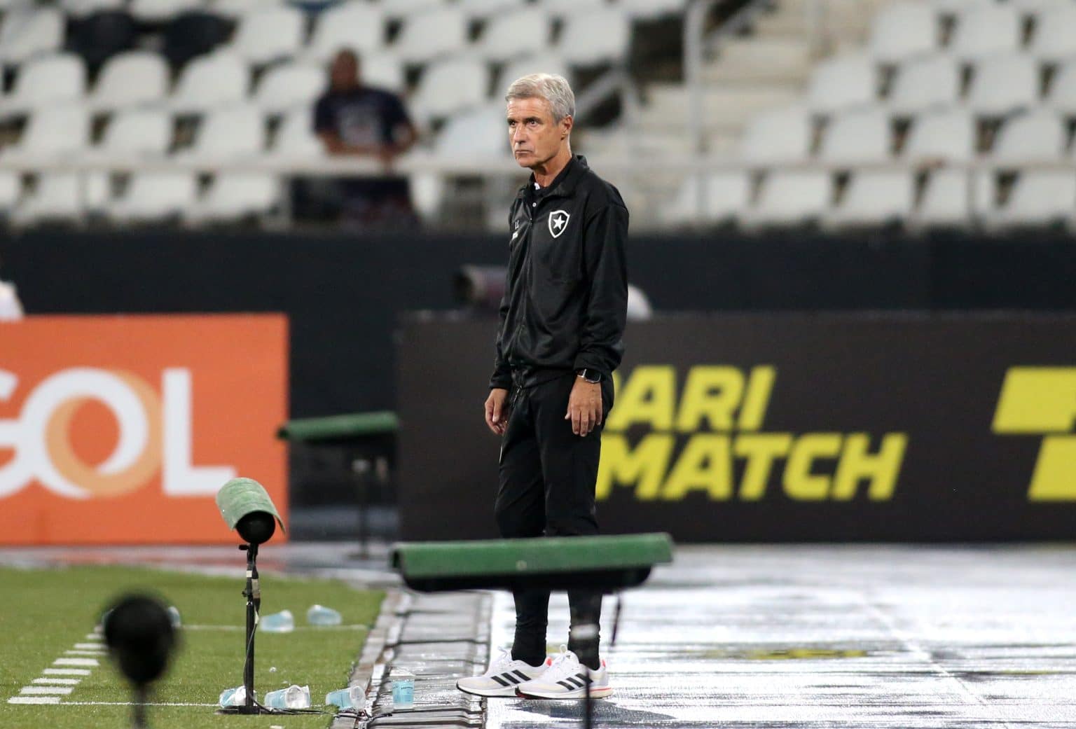 Lu&iacute;s Castro enaltece time do Botafogo e elege goleada na Sul-Americana como melhor atua&ccedil;&atilde;o da equipe