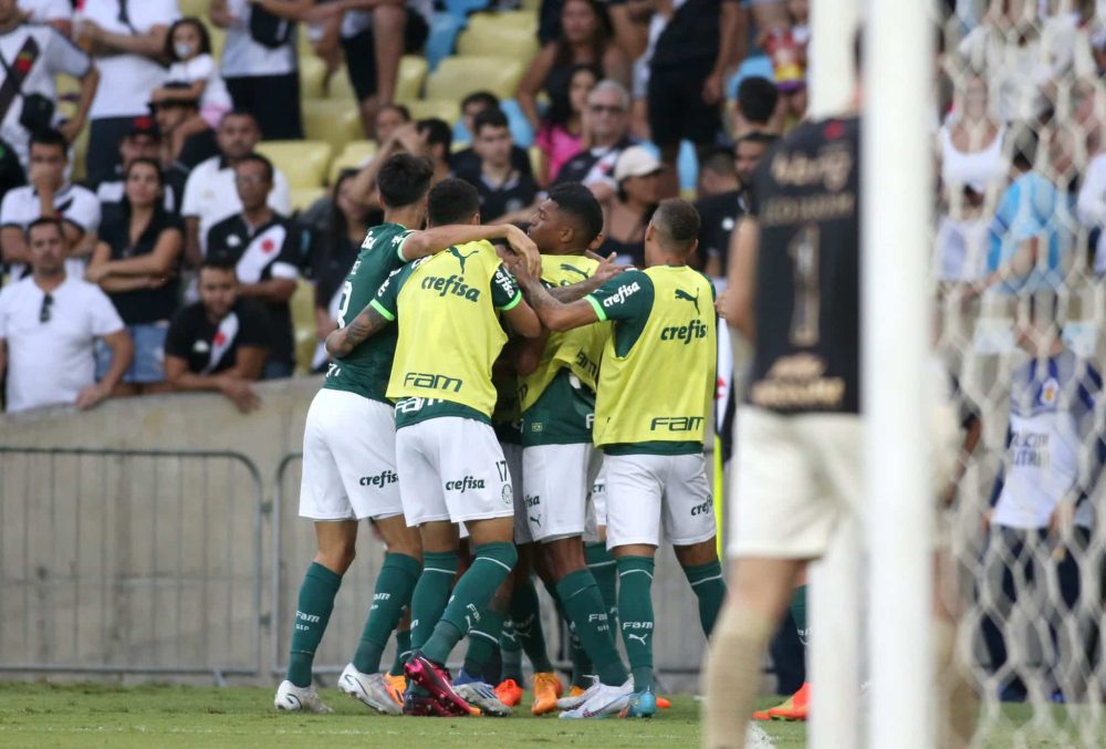 Atacante do Palmeiras destaca import&acirc;ncia de cl&aacute;ssico contra o Corinthians e faz alerta ao time alviverde