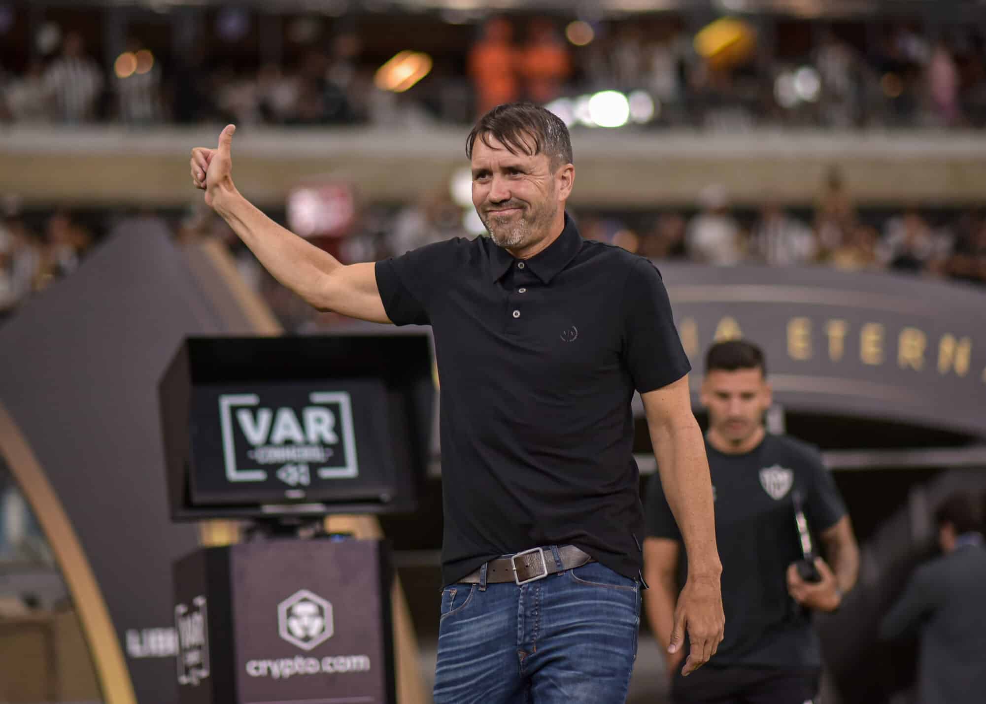 &Aacute;cido e ir&ocirc;nico: t&eacute;cnico do Inter, Mano Menezes 'cutuca' Coudet e manda indireta ao treinador do Atl&eacute;tico-MG