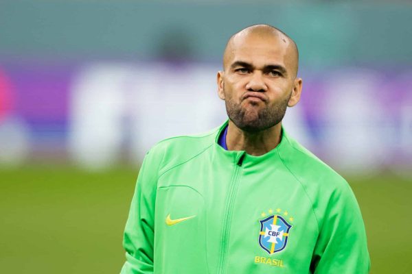 Daniel Alves muda depoimento e admite penetra&ccedil;&atilde;o com consentimento; jogador est&aacute; preso desde janeiro