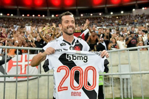 Ap&oacute;s 'n&atilde;o' do Vasco, Nen&ecirc; estuda adiar aposentadoria em outro clube