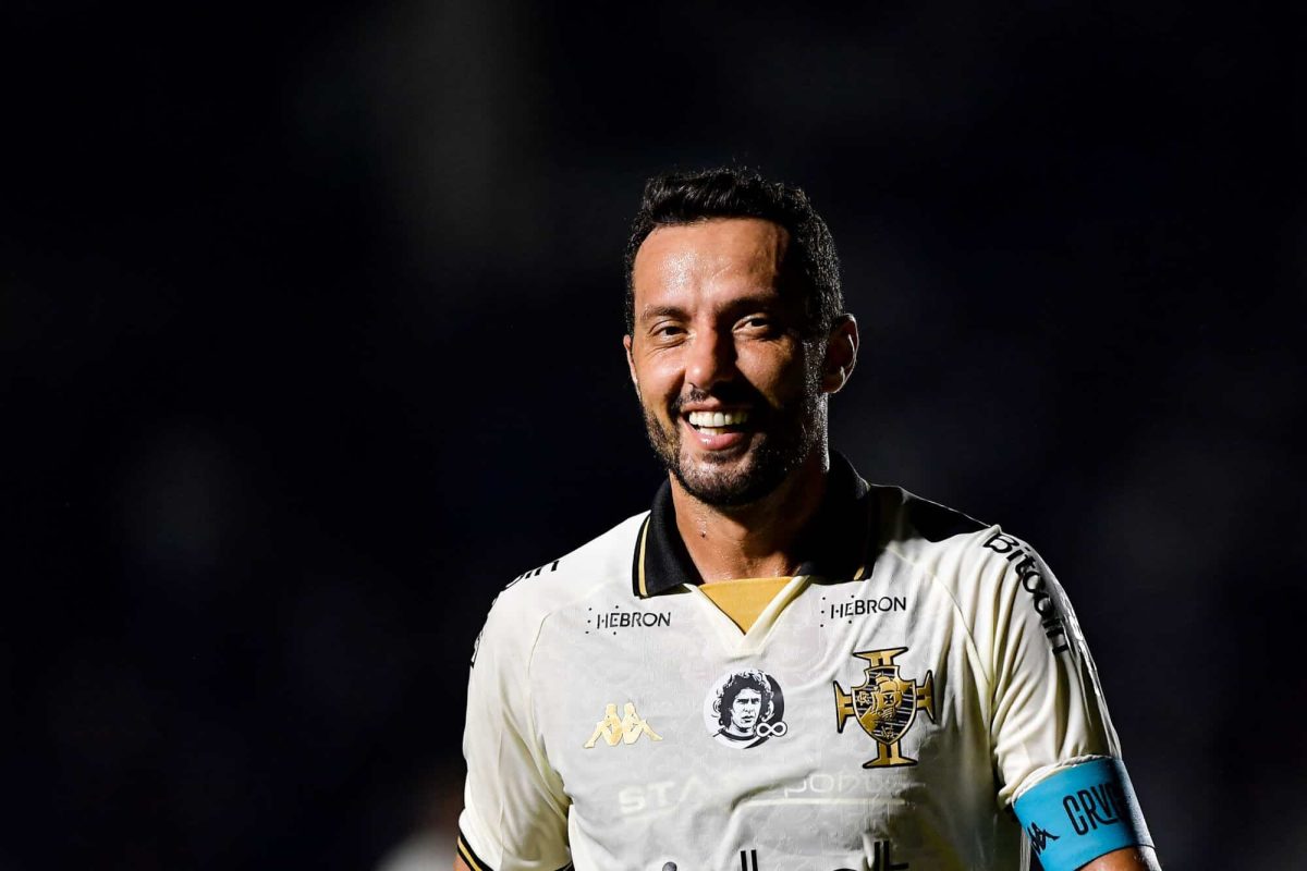 Ap&oacute;s &lsquo;n&atilde;o&rsquo; do Vasco, Nen&ecirc; estuda adiar aposentadoria em outro clube