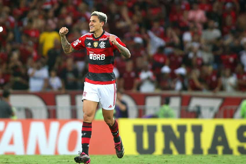 Pedro passa rival e se torna o maior artilheiro do Brasil