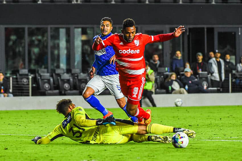 Craque argentino pode virar alvo de disputa entre gigantes brasileiros