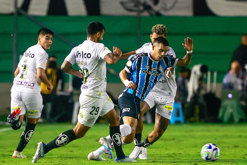 Jogador do Santos recebe críticas da torcida após falha
