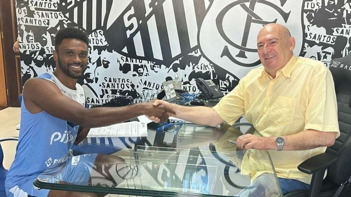 Bruno Mezenga assina contrato de empr&eacute;stimo com o Peixe. Foto: Divulga&ccedil;&atilde;o / Santos FC